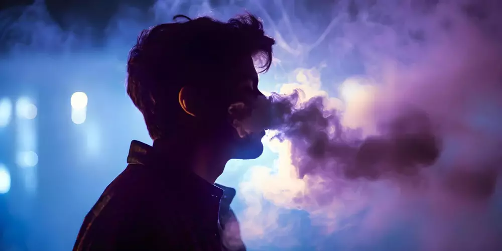 Persona vapeando